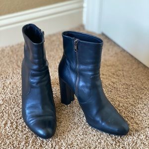 STEVE MADDEN EDITOR BOOTIES - SIZE 9